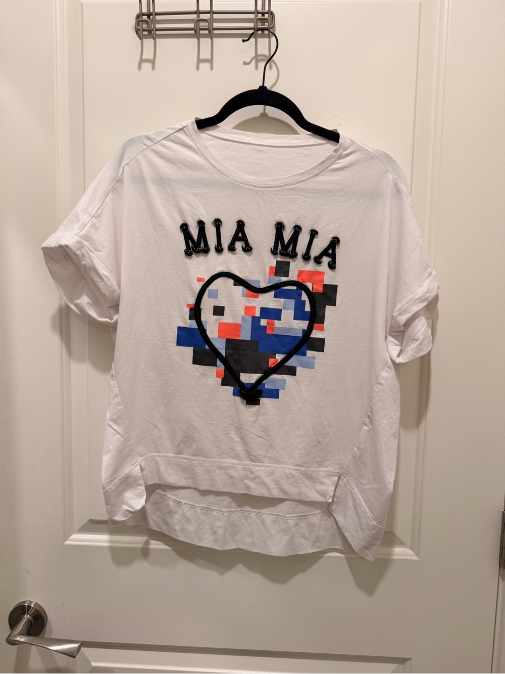 Mia Mia White Pixel Heart
Graphic T-Shirt Size M